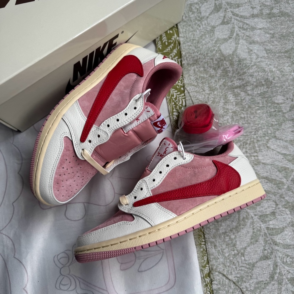 Travis Scott x Air Jordan 1 Low OG "Shy Pink"
